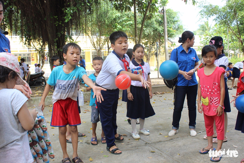 Đội mưa đem Trung Thu đến với các em nhỏ Bến Tre - Ảnh 8. Đội mưa đem Trung Thu đến với các em nhỏ Bến Tre - Ảnh 8.