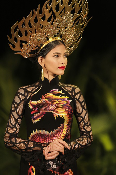 Trương Thị May làm bà lái đò trên sàn diễn thời trang Hội An - Ảnh 15. Trương Thị May làm bà lái đò trên sàn diễn thời trang Hội An - Ảnh 15.