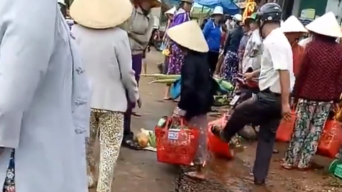 Trưởng công an xã đá văng thau cá: Tôi chưa lường trước sự việc - Ảnh 2. Trưởng công an xã đá văng thau cá: Tôi chưa lường trước sự việc - Ảnh 2.