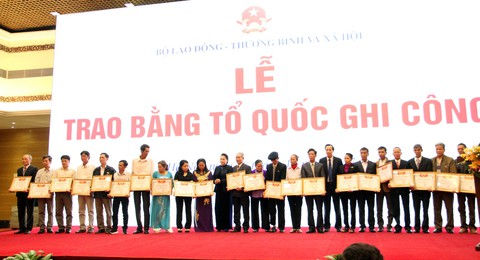 Trao bằng Tổ quốc ghi công cho 672 thân nhân liệt sĩ - Ảnh 1. Trao bằng Tổ quốc ghi công cho 672 thân nhân liệt sĩ - Ảnh 1.