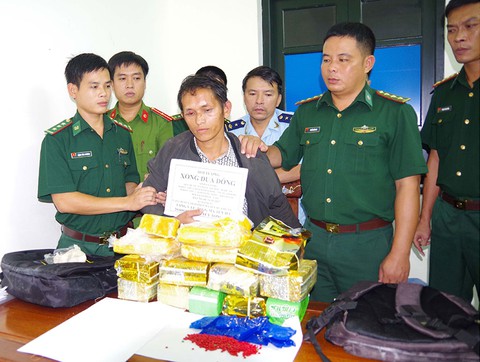 Bắt vụ vận chuyển 10kg ma túy đá, 20.000 viên ma túy tổng hợp - Ảnh 1. Bắt vụ vận chuyển 10kg ma túy đá, 20.000 viên ma túy tổng hợp - Ảnh 1.