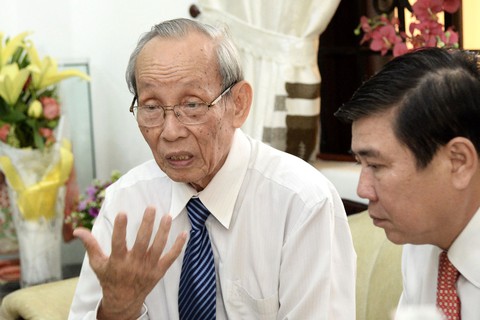 Lãnh đạo TP.HCM thăm các nhà giáo lão thành - Ảnh 2. Lãnh đạo TP.HCM thăm các nhà giáo lão thành - Ảnh 2.