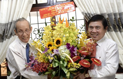 Lãnh đạo TP.HCM thăm các nhà giáo lão thành - Ảnh 1. Lãnh đạo TP.HCM thăm các nhà giáo lão thành - Ảnh 1.