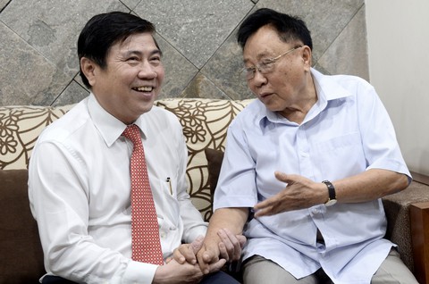 Lãnh đạo TP.HCM thăm các nhà giáo lão thành - Ảnh 3. Lãnh đạo TP.HCM thăm các nhà giáo lão thành - Ảnh 3.