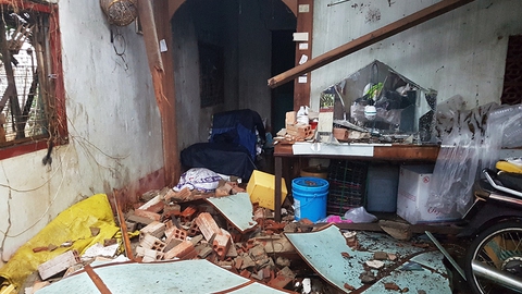 Lốc xoáy tốc mái 24 nóc nhà, 4 người bị thương - Ảnh 3. Lốc xoáy tốc mái 24 nóc nhà, 4 người bị thương - Ảnh 3.