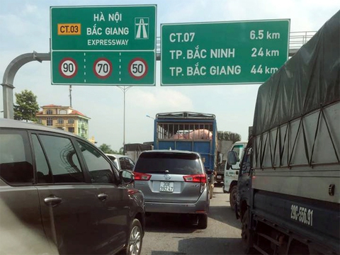 Cao tốc Hà Nội - Bắc Giang ách tắc vì giá treo biển báo bị kéo đổ - Ảnh 1. Cao tốc Hà Nội - Bắc Giang ách tắc vì giá treo biển báo bị kéo đổ - Ảnh 1.