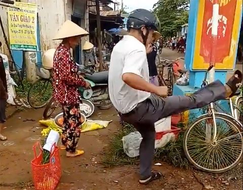 Người đá văng thúng rau, thau cá của bà con là trưởng công an xã - Ảnh 2. Người đá văng thúng rau, thau cá của bà con là trưởng công an xã - Ảnh 2.