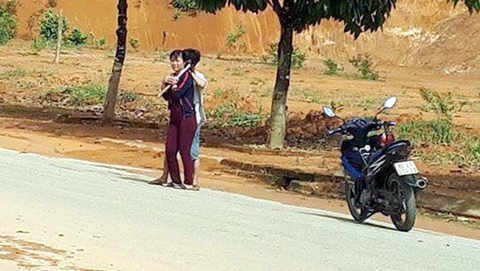Bắt nam thanh niên dùng dao khống chế phụ nữ làm con tin - Ảnh 1. Bắt nam thanh niên dùng dao khống chế phụ nữ làm con tin - Ảnh 1.