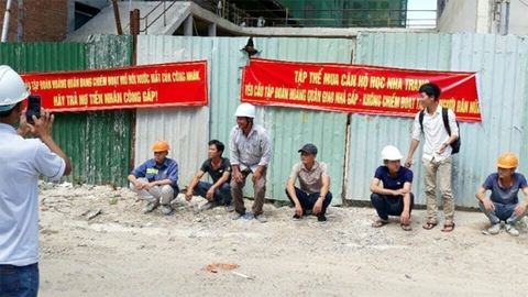 Người mua tập trung đòi công ty Hoàng Quân giao nhà ở xã hội - Ảnh 1. Người mua tập trung đòi công ty Hoàng Quân giao nhà ở xã hội - Ảnh 1.