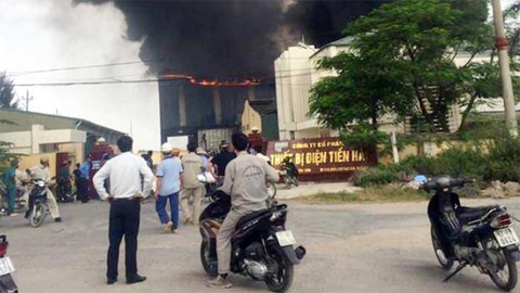 Cháy lớn tại công ty sản xuất thiết bị điện trong KCN Tiền Hải - Ảnh 1. Cháy lớn tại công ty sản xuất thiết bị điện trong KCN Tiền Hải - Ảnh 1.