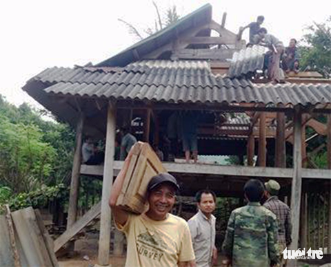 Dân tháo nhà sàn kiên cố, hiến đất dựng trường học - Ảnh 1. Dân tháo nhà sàn kiên cố, hiến đất dựng trường học - Ảnh 1.