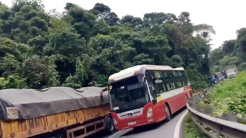 Đề nghị công an xử lý xe khách ép xe máy trên đèo Bảo Lộc - Ảnh 1. Đề nghị công an xử lý xe khách ép xe máy trên đèo Bảo Lộc - Ảnh 1.