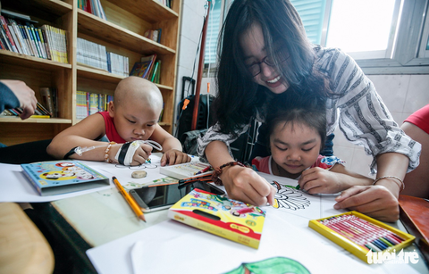 Bệnh nhi ung thư vẽ tranh tham gia Ngày hội Hoa hướng dương - Ảnh 7. Bệnh nhi ung thư vẽ tranh tham gia Ngày hội Hoa hướng dương - Ảnh 7.
