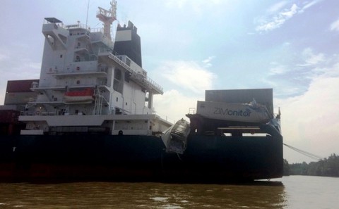 Container cá rơi sông sau va chạm tàu, người dân tranh thủ vớt - Ảnh 2. Container cá rơi sông sau va chạm tàu, người dân tranh thủ vớt - Ảnh 2.