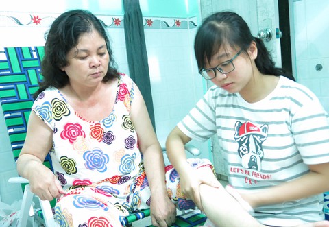 Cô gái 10 năm chăm mẹ, vượt gian nan vào đại học - Ảnh 1. Cô gái 10 năm chăm mẹ, vượt gian nan vào đại học - Ảnh 1.