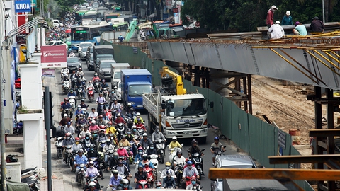 Xe cộ lại kẹt cứng ở vòng xoay Nguyễn Kiệm - Nguyễn Thái Sơn - Ảnh 1. Xe cộ lại kẹt cứng ở vòng xoay Nguyễn Kiệm - Nguyễn Thái Sơn - Ảnh 1.