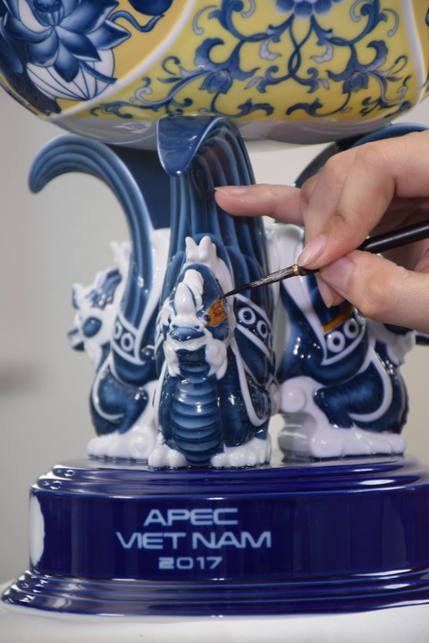 Khám phá hành trình tạo tác Chén Ngọc, quà tặng APEC 2017 - Ảnh 8. Khám phá hành trình tạo tác Chén Ngọc, quà tặng APEC 2017 - Ảnh 8.