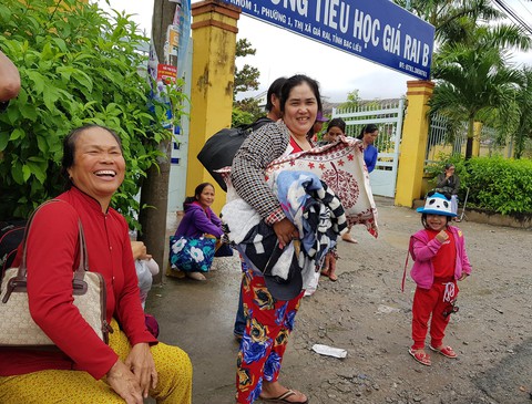Dòng người tay xách nách mang về nhà với nụ cười tươi rói - Ảnh 12. Dòng người tay xách nách mang về nhà với nụ cười tươi rói - Ảnh 12.