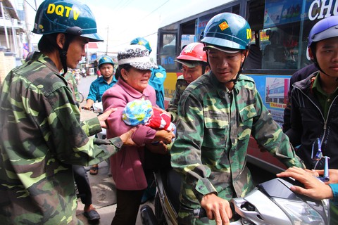 Dòng người tay xách nách mang về nhà với nụ cười tươi rói - Ảnh 15. Dòng người tay xách nách mang về nhà với nụ cười tươi rói - Ảnh 15.