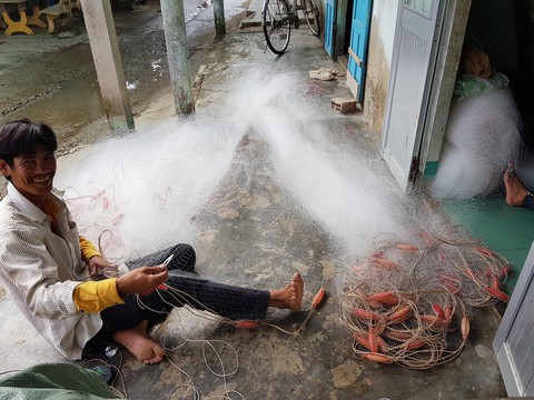 Dòng người tay xách nách mang về nhà với nụ cười tươi rói - Ảnh 16. Dòng người tay xách nách mang về nhà với nụ cười tươi rói - Ảnh 16.