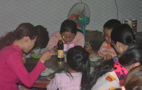 Dòng người tay xách nách mang về nhà với nụ cười tươi rói - Ảnh 11. Dòng người tay xách nách mang về nhà với nụ cười tươi rói - Ảnh 11.