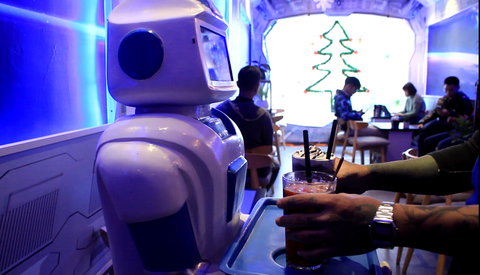 Nàng robot Made in Vietnam phục vụ trong quán cà phê - Ảnh 7. Nàng robot Made in Vietnam phục vụ trong quán cà phê - Ảnh 7.