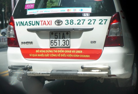 Thấy gì từ biểu ngữ vì quá nhiều bất công của taxi Vinasun? - Ảnh 1. Thấy gì từ biểu ngữ vì quá nhiều bất công của taxi Vinasun? - Ảnh 1.