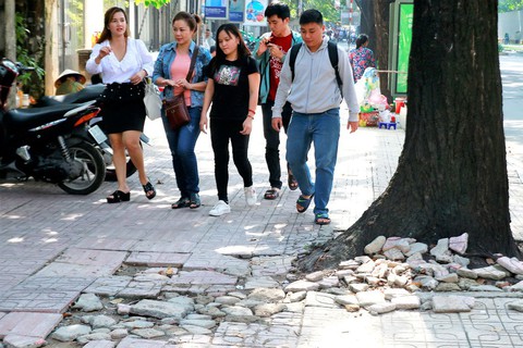 Xe máy leo lề, vỉa hè... “lột da” - Ảnh 4. Xe máy leo lề, vỉa hè... “lột da” - Ảnh 4.