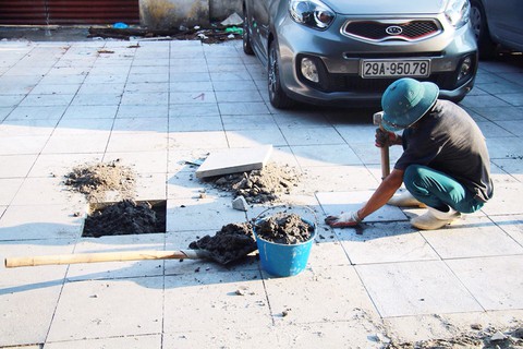 Vỉa hè chưa thi công xong đã bị bong tróc - Ảnh 2. Vỉa hè chưa thi công xong đã bị bong tróc - Ảnh 2.