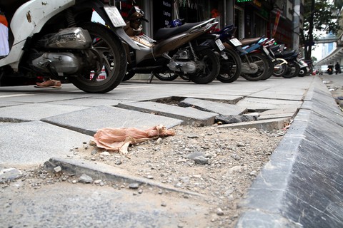 Nhiều quận Hà Nội hiểu sai chỉ đạo lát đá vỉa hè ồ ạt? - Ảnh 2. Nhiều quận Hà Nội hiểu sai chỉ đạo lát đá vỉa hè ồ ạt? - Ảnh 2.