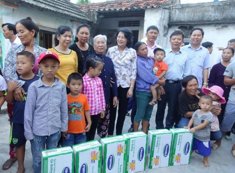 110.000 ly sữa gửi đến trẻ em vùng lũ Hà Tĩnh, Quảng Bình - Ảnh 2. 110.000 ly sữa gửi đến trẻ em vùng lũ Hà Tĩnh, Quảng Bình - Ảnh 2.