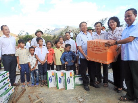 110.000 ly sữa gửi đến trẻ em vùng lũ Hà Tĩnh, Quảng Bình - Ảnh 1. 110.000 ly sữa gửi đến trẻ em vùng lũ Hà Tĩnh, Quảng Bình - Ảnh 1.