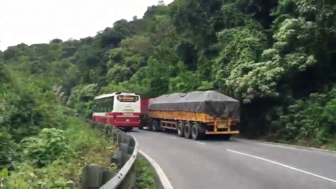 Phạt xe Thành Bưởi vượt ẩu trên đèo Bảo Lộc bị tố giác trên mạng - Ảnh 3. Phạt xe Thành Bưởi vượt ẩu trên đèo Bảo Lộc bị tố giác trên mạng - Ảnh 3.
