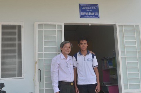 Người thầy của các thế hệ học sinh trường chuyên Lý Tự Trọng - Ảnh 2. Người thầy của các thế hệ học sinh trường chuyên Lý Tự Trọng - Ảnh 2.