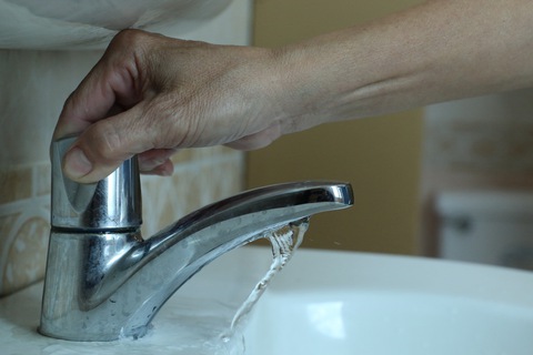 Để vòi nước rỉ có ăn gian tiền nước? - Ảnh 1. Để vòi nước rỉ có ăn gian tiền nước? - Ảnh 1.