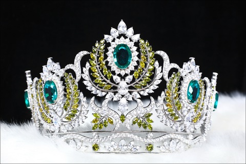 Vương miện Miss Earth Việt Nam nổi bật với 5 viên ngọc bích - Ảnh 1. Vương miện Miss Earth Việt Nam nổi bật với 5 viên ngọc bích - Ảnh 1.