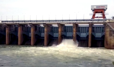 Thủy điện Trị An xả tràn điều tiết lũ lần hai - Ảnh 1. Thủy điện Trị An xả tràn điều tiết lũ lần hai - Ảnh 1.