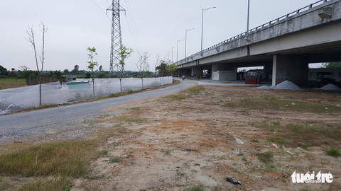Cao tốc quán mọc dưới gầm cao tốc, cơ quan chức năng không biết? - Ảnh 4. Cao tốc quán mọc dưới gầm cao tốc, cơ quan chức năng không biết? - Ảnh 4.