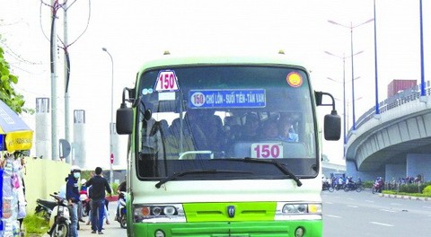 Tình người trên xe buýt: rộng và ấm như Sài Gòn! - Ảnh 1. Tình người trên xe buýt: rộng và ấm như Sài Gòn! - Ảnh 1.