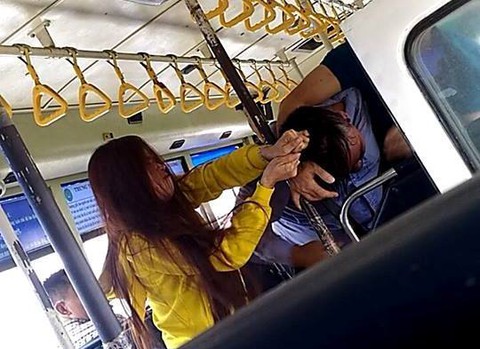 Buộc nhân viên xe buýt học lại nghiệp vụ do xô xát với khách - Ảnh 1. Buộc nhân viên xe buýt học lại nghiệp vụ do xô xát với khách - Ảnh 1.