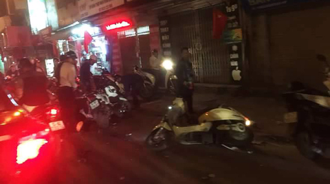 Ngậm bóng cười lái ôtô tông một loạt xe trên phố - Ảnh 3. Ngậm bóng cười lái ôtô tông một loạt xe trên phố - Ảnh 3.
