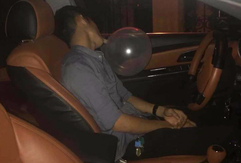 Ngậm bóng cười lái ôtô tông một loạt xe trên phố - Ảnh 1. Ngậm bóng cười lái ôtô tông một loạt xe trên phố - Ảnh 1.