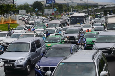 Giao thông tại Việt Nam: lái xe ngược chiều, vượt đèn đỏ, dùng bằng lái giả... - Ảnh 1. Giao thông tại Việt Nam: lái xe ngược chiều, vượt đèn đỏ, dùng bằng lái giả... - Ảnh 1.