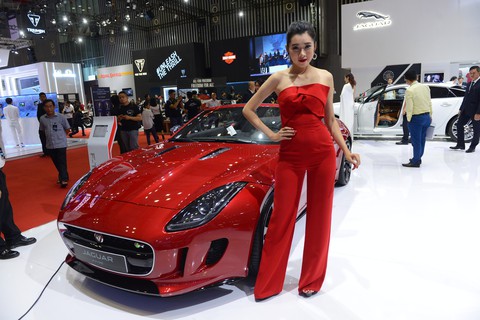 Xe hơi nhập chờ giảm thuế, Hải quan lo hụt thu - Ảnh 1. Xe hơi nhập chờ giảm thuế, Hải quan lo hụt thu - Ảnh 1.