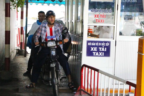 Thu phí vào bến xe để... hạn chế xe máy, có hợp lý? - Ảnh 1. Thu phí vào bến xe để... hạn chế xe máy, có hợp lý? - Ảnh 1.