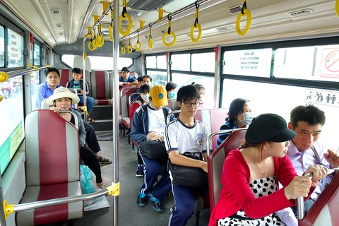 Buổi chiều vào chật khoang xe... - Ảnh 1. Buổi chiều vào chật khoang xe... - Ảnh 1.