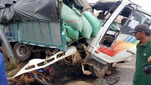 Xe trộn bêtông mất thắng tông hàng loạt xe chờ đèn đỏ - Ảnh 3. Xe trộn bêtông mất thắng tông hàng loạt xe chờ đèn đỏ - Ảnh 3.