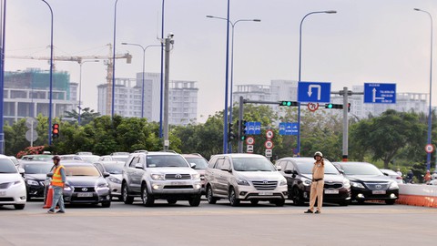 Hầm Thủ Thiêm kẹt cứng, điều tiết xe máy chạy vào làn ôtô - Ảnh 1. Hầm Thủ Thiêm kẹt cứng, điều tiết xe máy chạy vào làn ôtô - Ảnh 1.
