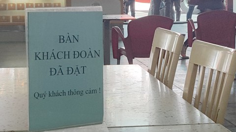 Bàn khách đoàn đã đặt, ghi vậy có ý gì? - Ảnh 1. Bàn khách đoàn đã đặt, ghi vậy có ý gì? - Ảnh 1.