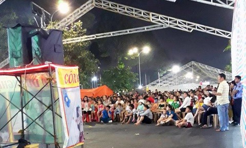 Phạt gánh xiếc bị khán giả giựt micro 40 triệu đồng - Ảnh 1. Phạt gánh xiếc bị khán giả giựt micro 40 triệu đồng - Ảnh 1.